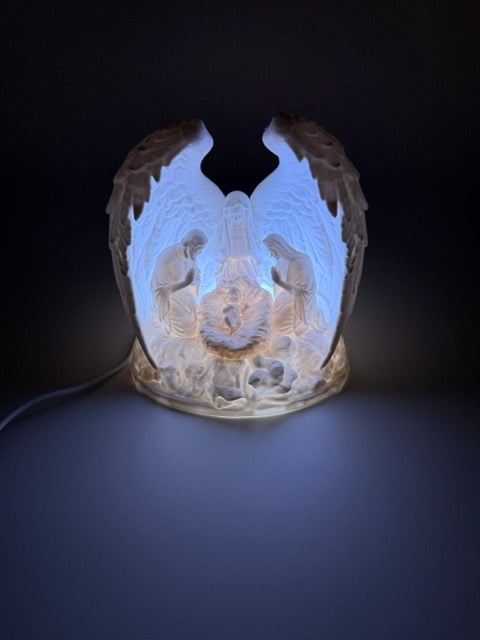 Verlichte Kerststal met LED en Afstandsbediening – Porseleinen Kerstdecoratie met Engelenvleugels