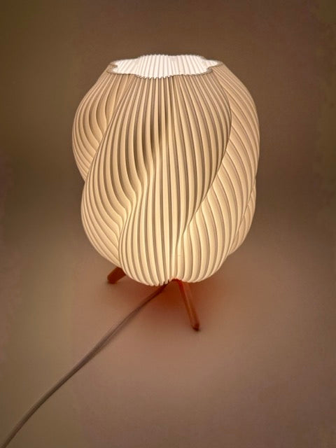 Design Tafellamp 'Wave' met Golvende Witte Kap en Houten Onderstel – Sfeervolle Moderne Verlichting