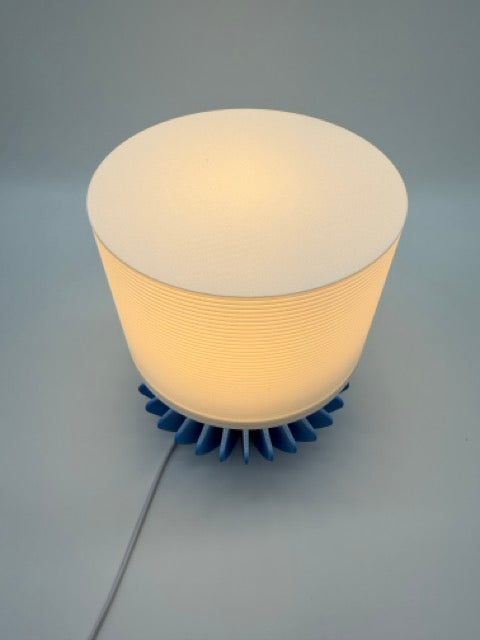 Moderne Tafellamp 'Geo' met Blauwe Geometrische Voet en Witte Geribbelde Kap – Sfeervolle Verlichting