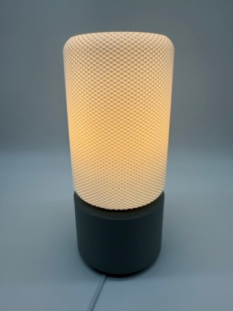 Moderne Tafellamp 'Dots' met Cilindervormige Witte Kap en Grijze Voet – Stijlvolle Sfeerverlichting