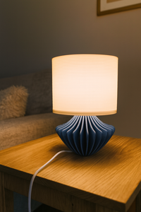Modern Table Lamp 'Geo' with Blue Geometric Base and White Ribbed Shade – Atmospheric Lighting