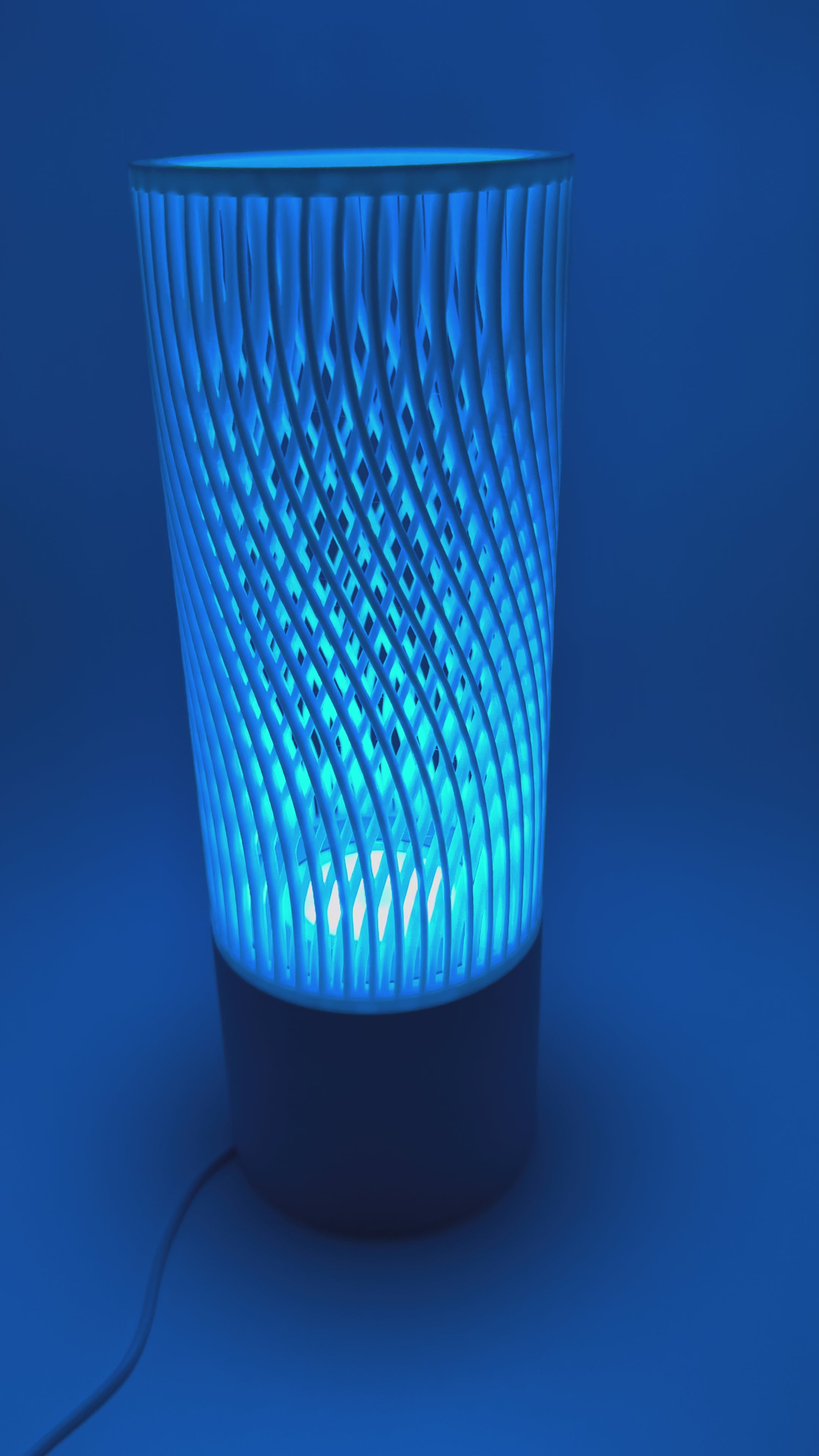 Moderne Tafellamp 'Spiral' met Opengewerkt Cilinderdesign en Grijze Voet – Stijlvolle Sfeerverlichting